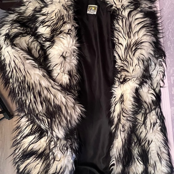 Luxurious Vintage Faux Fur Coat in Black and White - Picture 4 of 14
